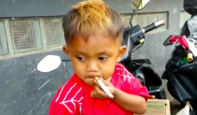 Dvogodišnjak dnevno puši 40 cigareta, roditelji ih kupuju jer je inače agresivan
